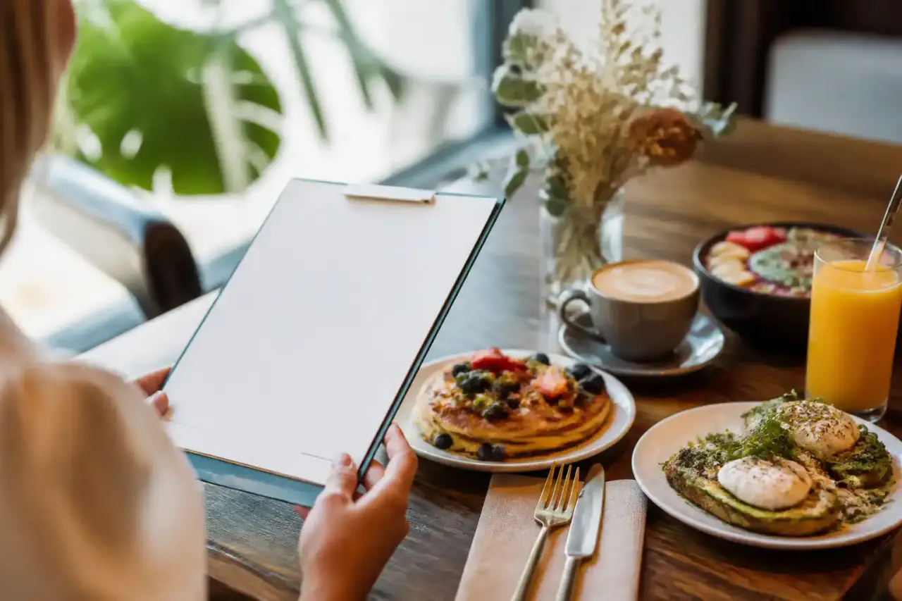Table de brunch généreuse avec avocado toast, pancakes et café
